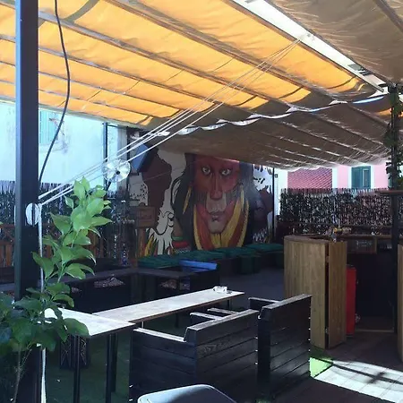 Alushbuna And ホテル